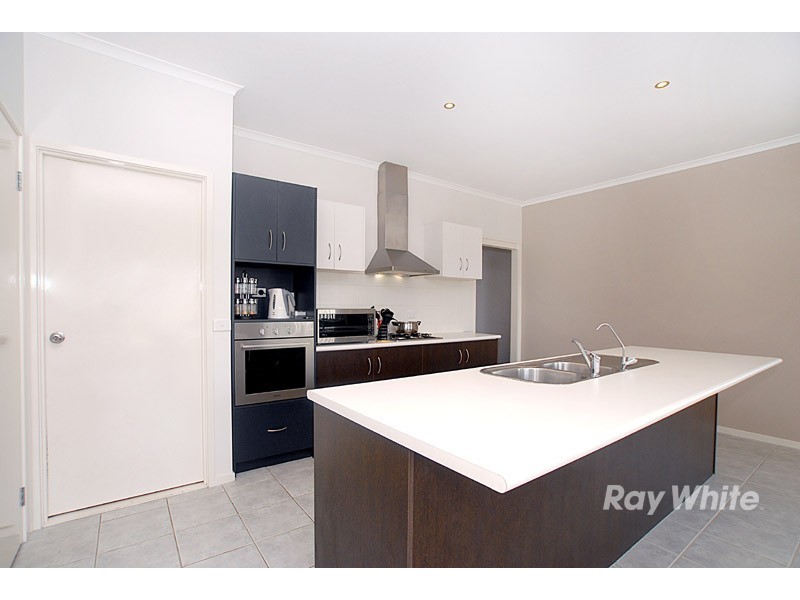 4 Lobelia Street, Pakenham VIC 3810