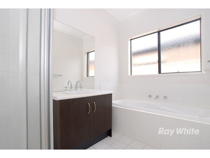 4 Lobelia Street, Pakenham VIC 3810