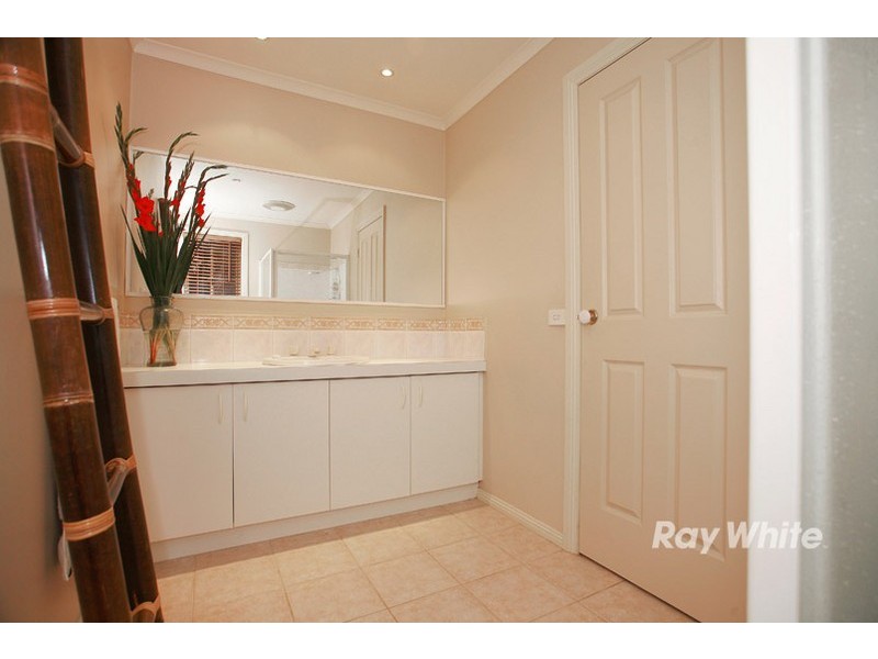 35 Earlsfield Drive, Berwick VIC 3806