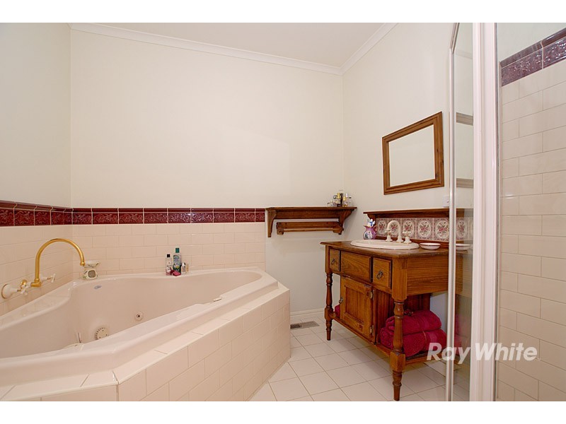 104 Earlsfield Drive, Berwick VIC 3806
