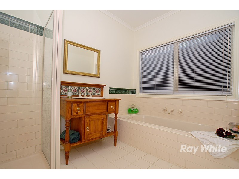 104 Earlsfield Drive, Berwick VIC 3806