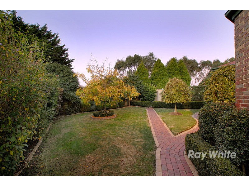 104 Earlsfield Drive, Berwick VIC 3806