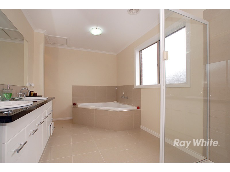 17 Lincoln Avenue, Berwick VIC 3806