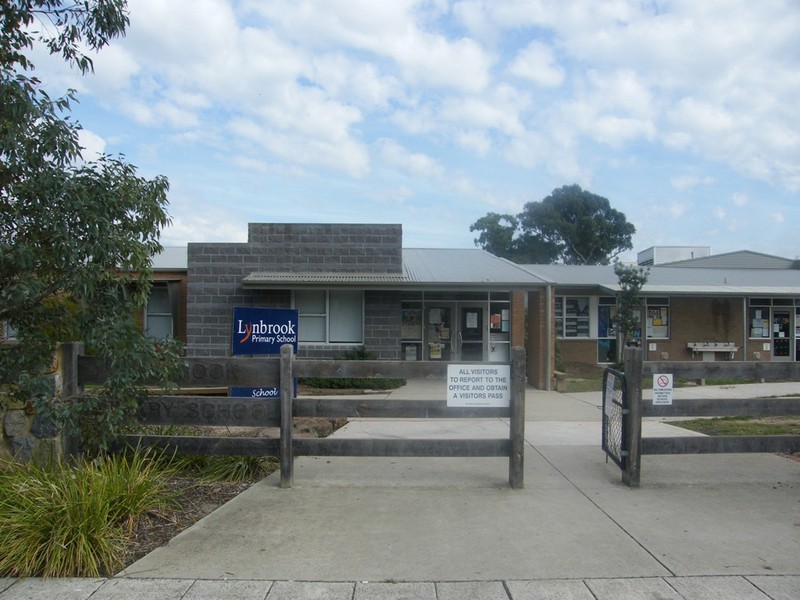 2/12 Kingsfield Crescent, Lynbrook VIC 3975