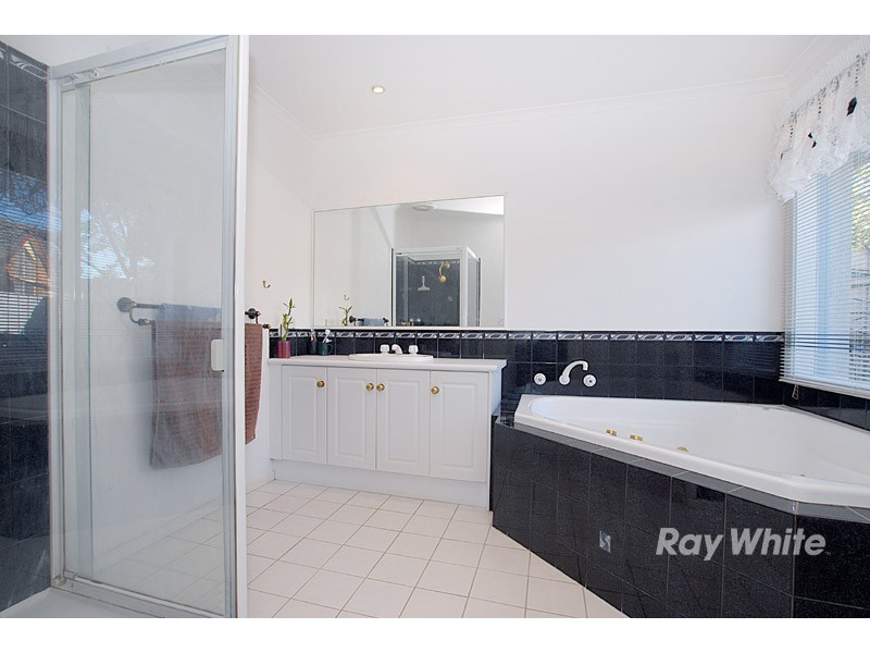 6  Blue Jay Court, Narre Warren South VIC 3805