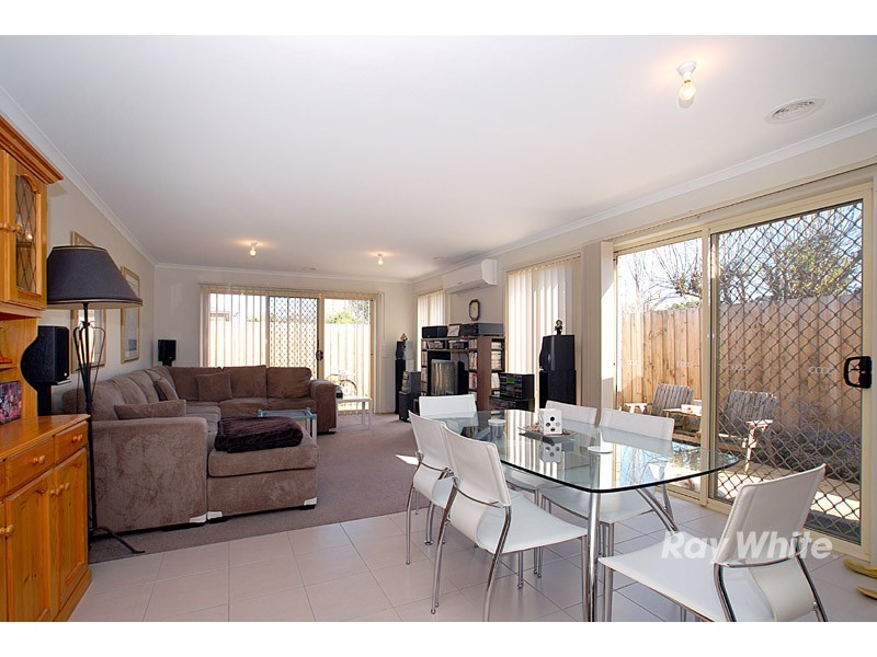 4/2 Snodgrass Street, Pakenham VIC 3810