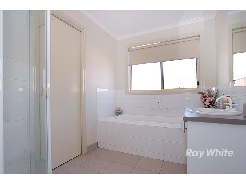 4/2 Snodgrass Street, Pakenham VIC 3810