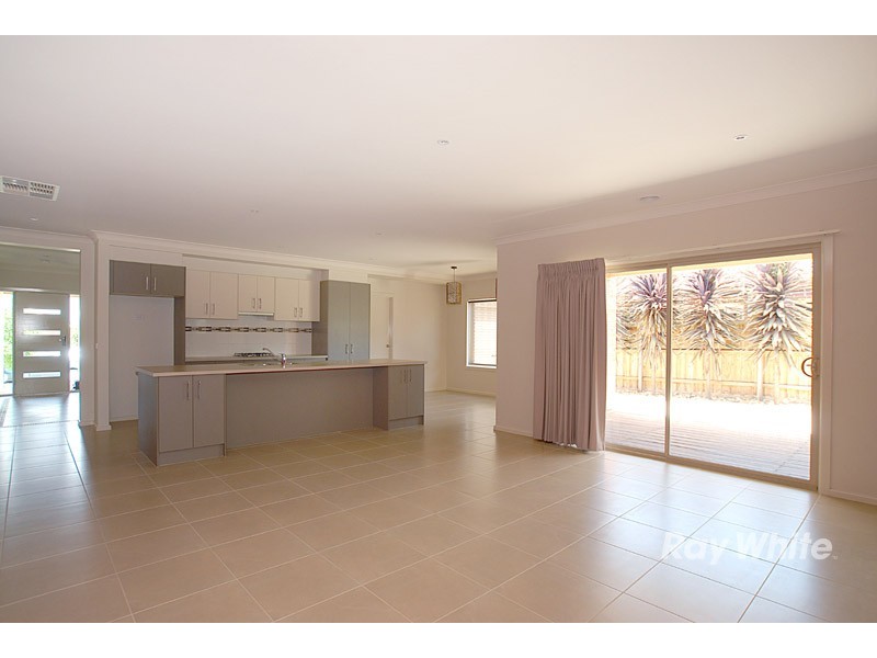 6 Angelique Street, Berwick VIC 3806