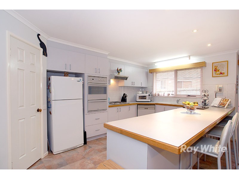 6 Renmark Court, Berwick VIC 3806