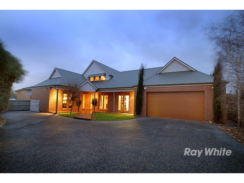 4 St Ives Drive, Narre Warren South VIC 3805