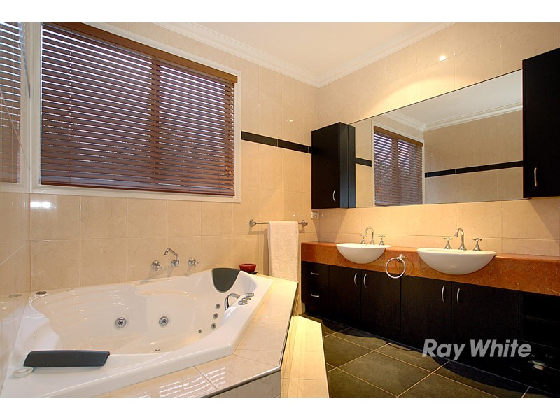 4 St Ives Drive, Narre Warren South VIC 3805