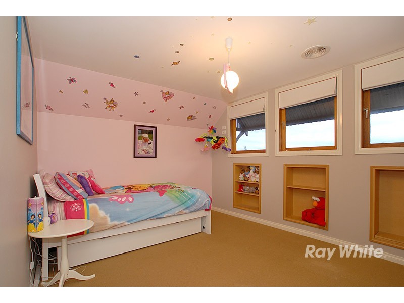 4 St Ives Drive, Narre Warren South VIC 3805