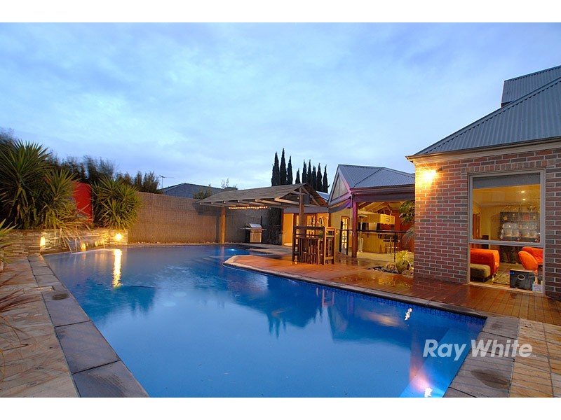 4 St Ives Drive, Narre Warren South VIC 3805