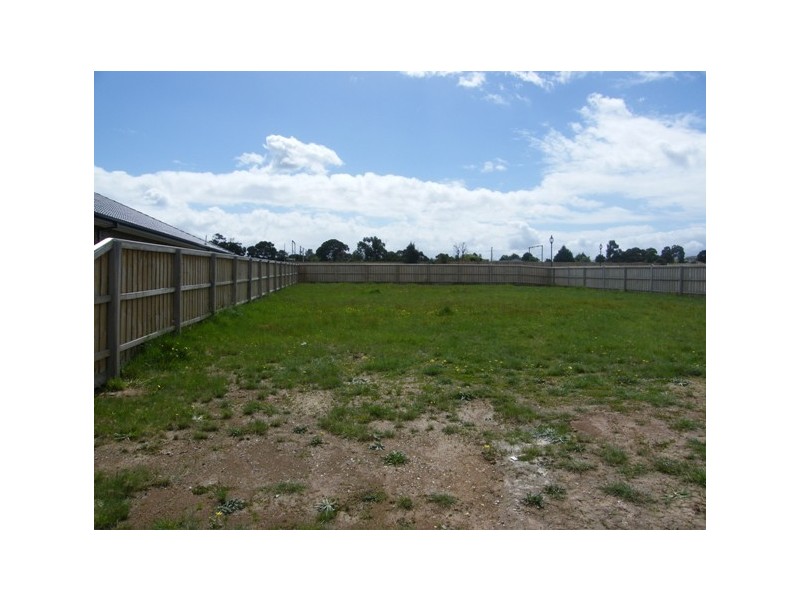 26 McGarvie Cres, Pakenham VIC 3810