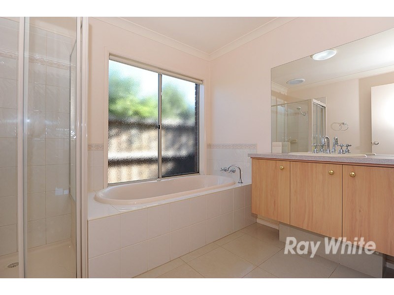 19 Meadowlands Way, Berwick VIC 3806