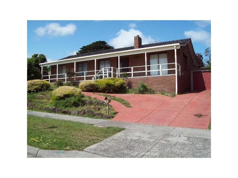 8 Daniel Solander Drive, Endeavour Hills VIC 3802