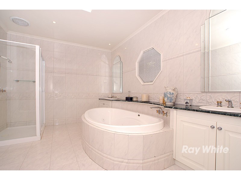 9 Tuileries Rise, Narre Warren South VIC 3805