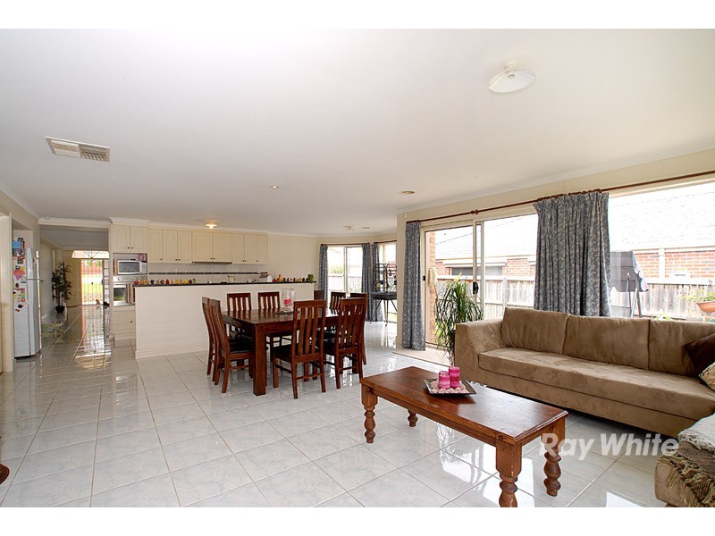 33 Hammerwood Green, Beaconsfield VIC 3807