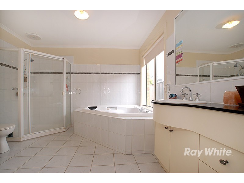 33 Hammerwood Green, Beaconsfield VIC 3807