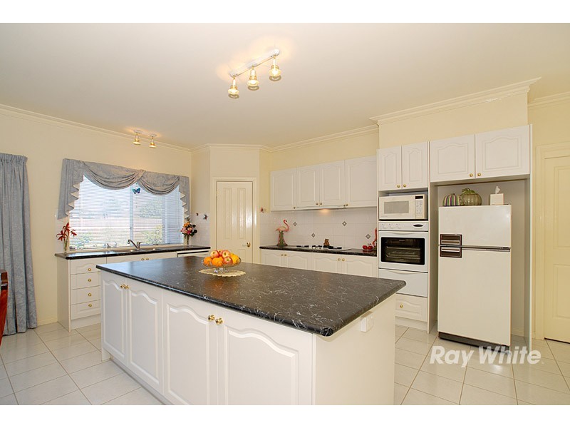 2 Moonbeam Close, Narre Warren South VIC 3805