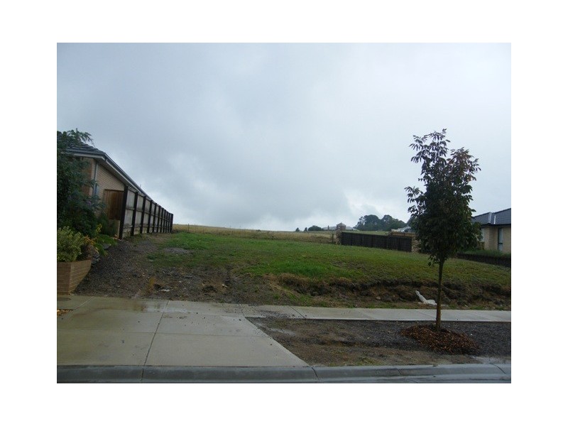 9 Barak Ave, Berwick VIC 3806