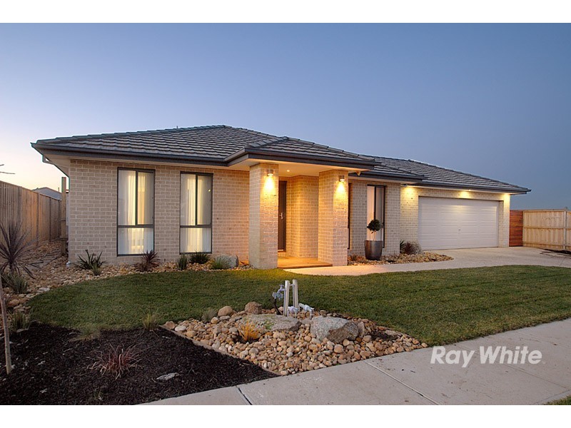 8 Howe Way, Cranbourne East VIC 3977