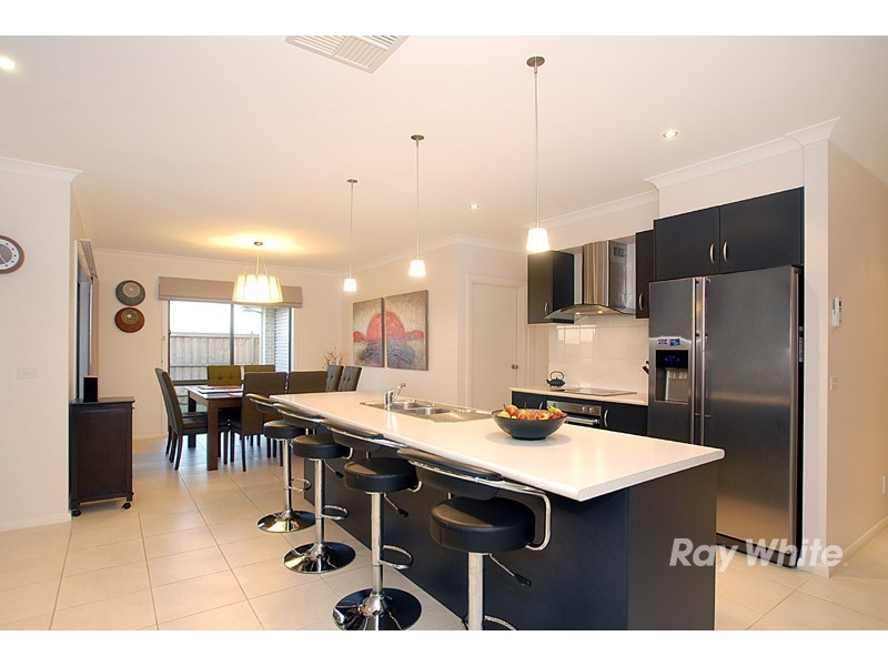 8 Howe Way, Cranbourne East VIC 3977