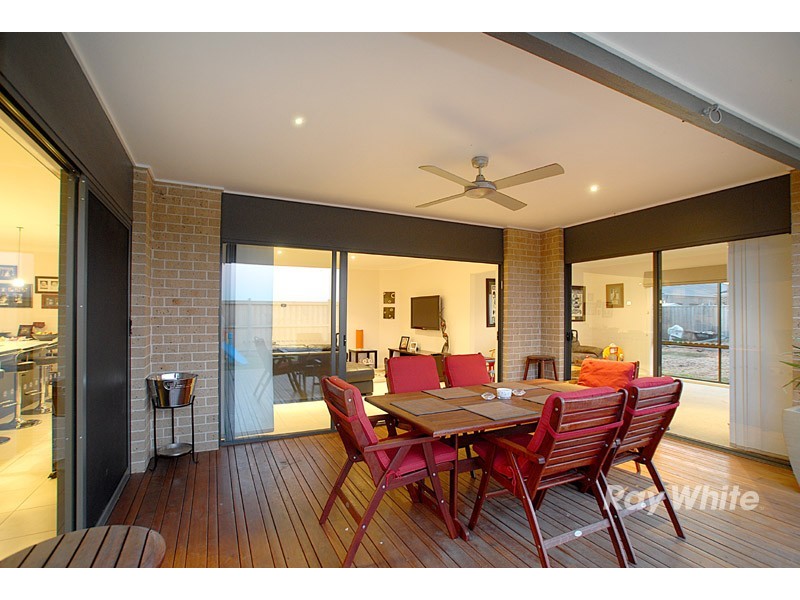 8 Howe Way, Cranbourne East VIC 3977