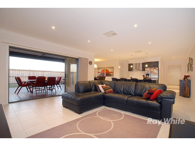 8 Howe Way, Cranbourne East VIC 3977