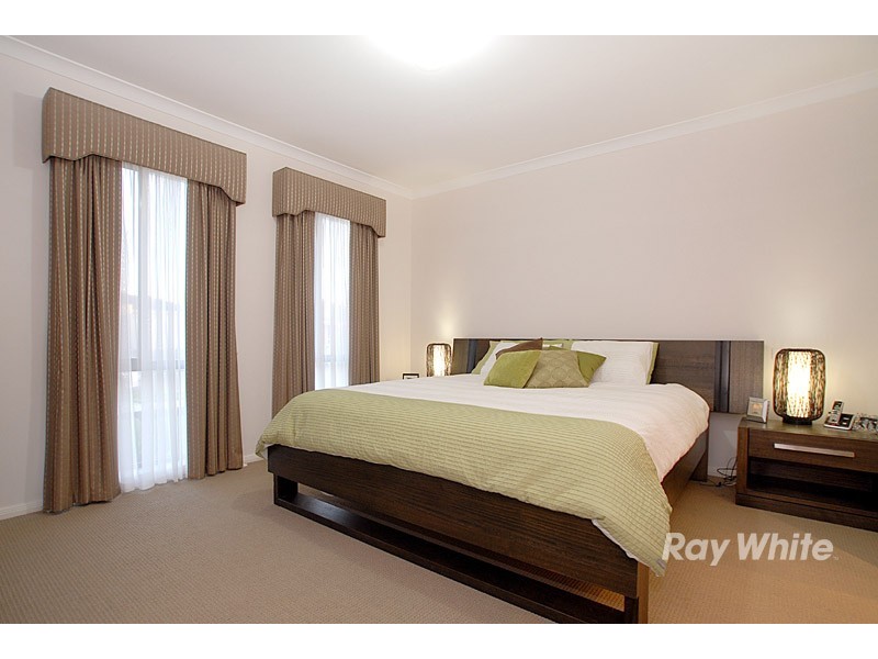 8 Howe Way, Cranbourne East VIC 3977