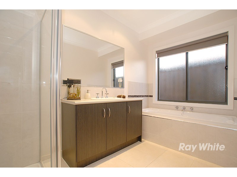 8 Howe Way, Cranbourne East VIC 3977