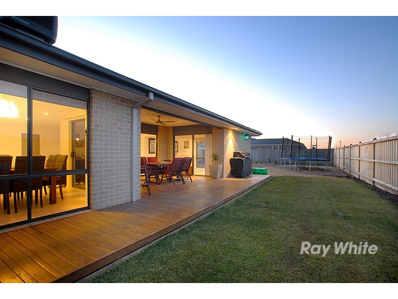 8 Howe Way, Cranbourne East VIC 3977