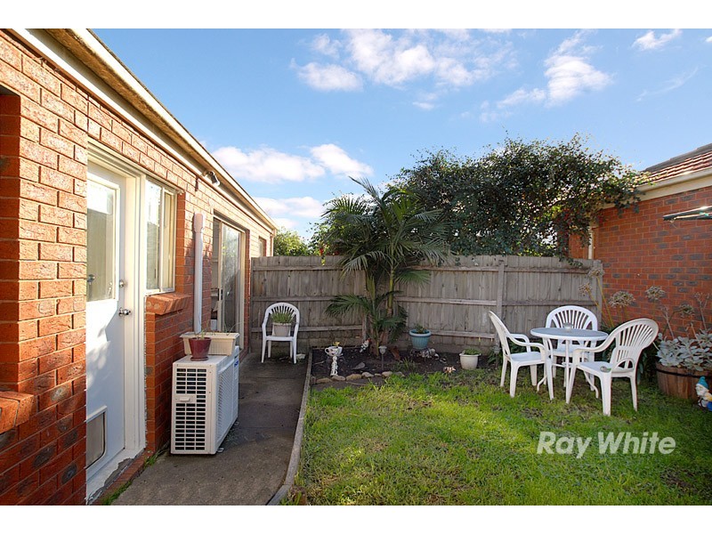 2/61 Strathavan Drive, Berwick VIC 3806