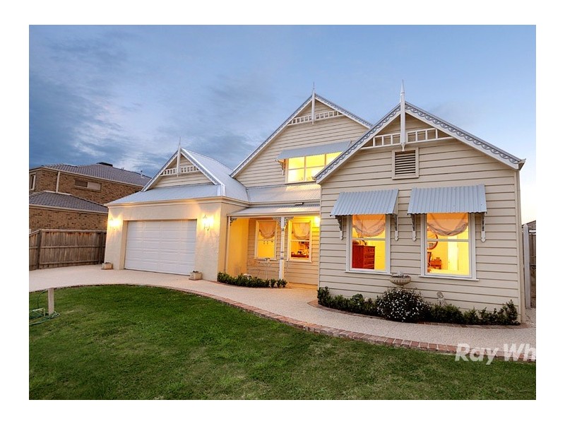 9 McNair Court, Berwick VIC 3806