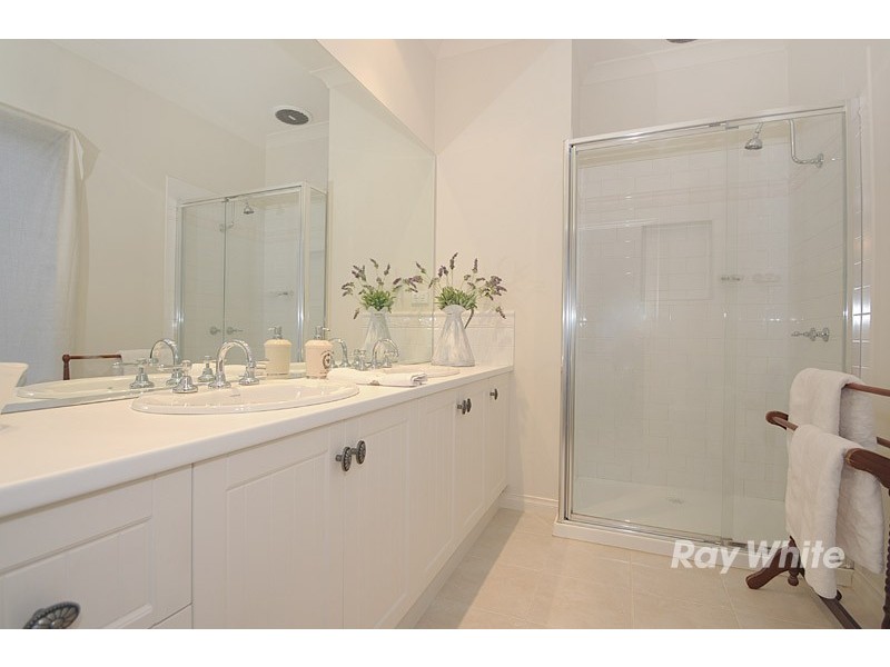 9 McNair Court, Berwick VIC 3806