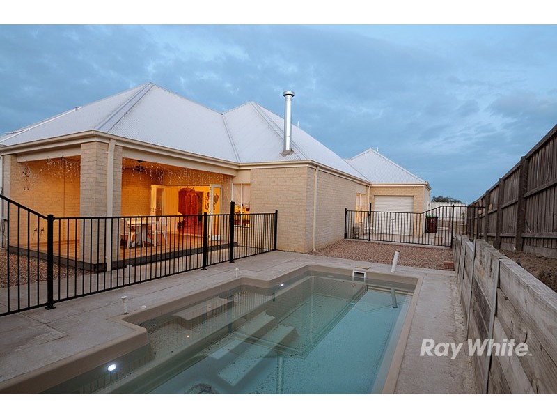 9 McNair Court, Berwick VIC 3806