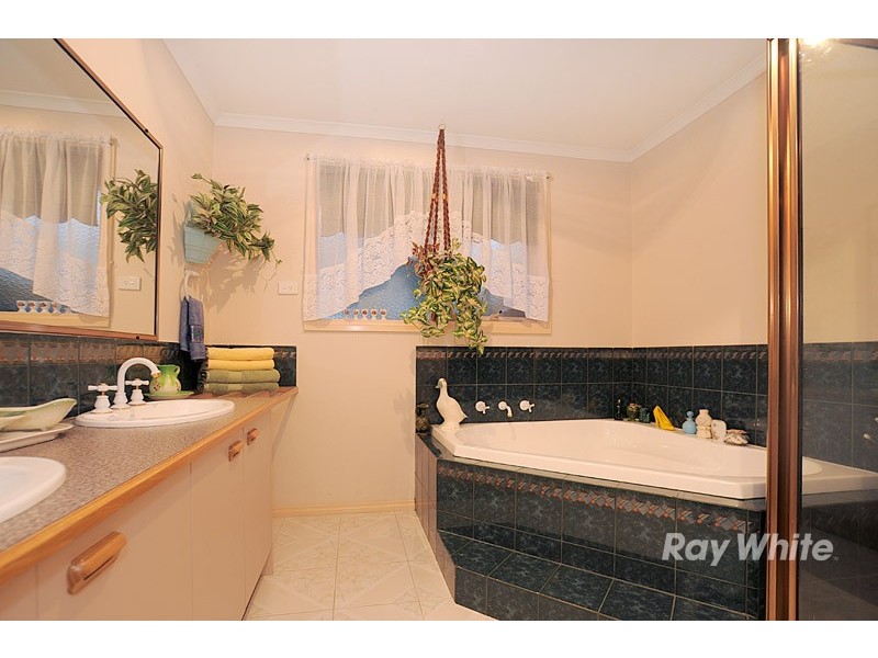 2 Spencer Court, Berwick VIC 3806