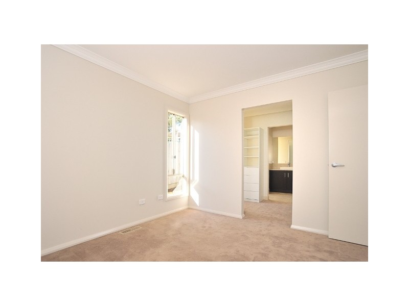 1/4  Palm Square, Drouin VIC 3818