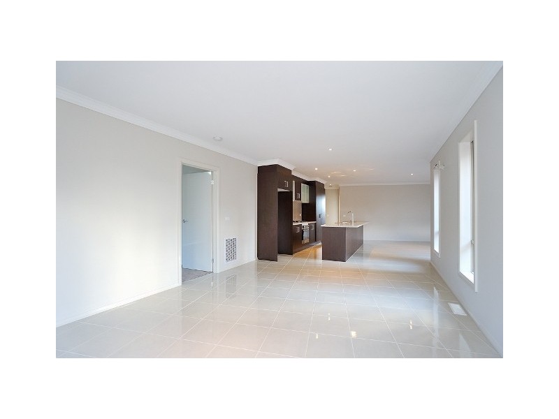 2/4 Palm Square, Drouin VIC 3818