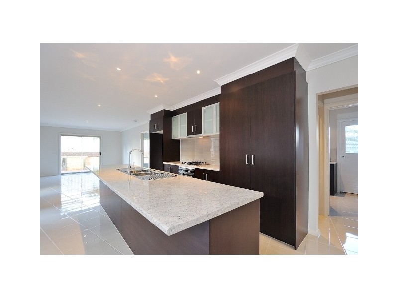 2/4 Palm Square, Drouin VIC 3818