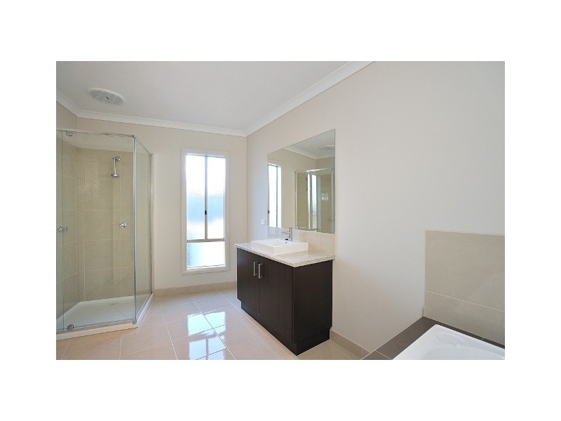 2/4 Palm Square, Drouin VIC 3818