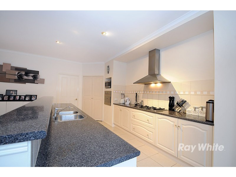 72 Montbrae Circuit, Narre Warren VIC 3805