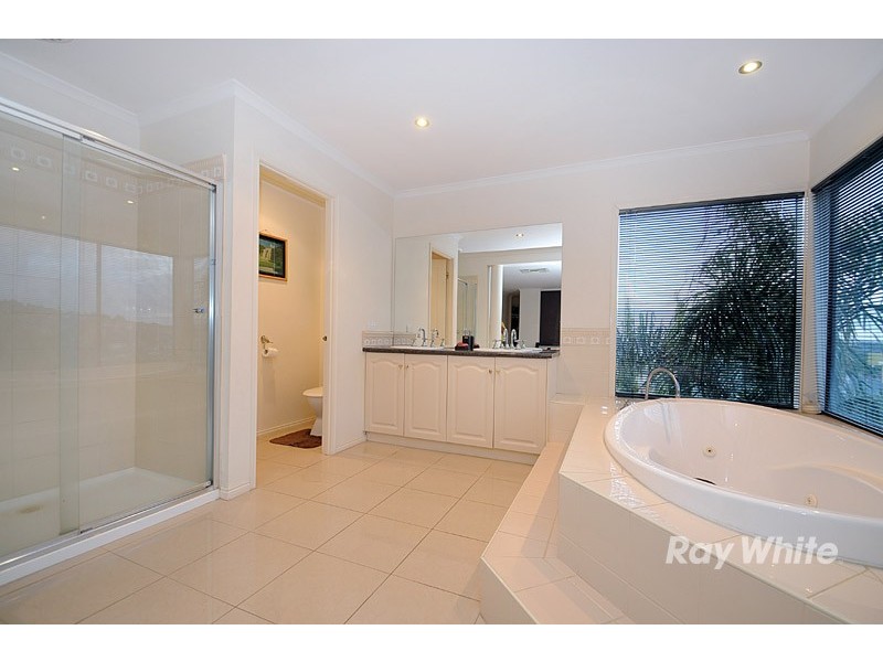 72 Montbrae Circuit, Narre Warren VIC 3805