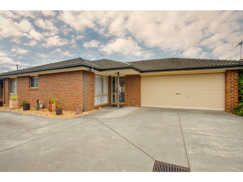 2/12 Fieldhouse Lane, Berwick VIC 3806