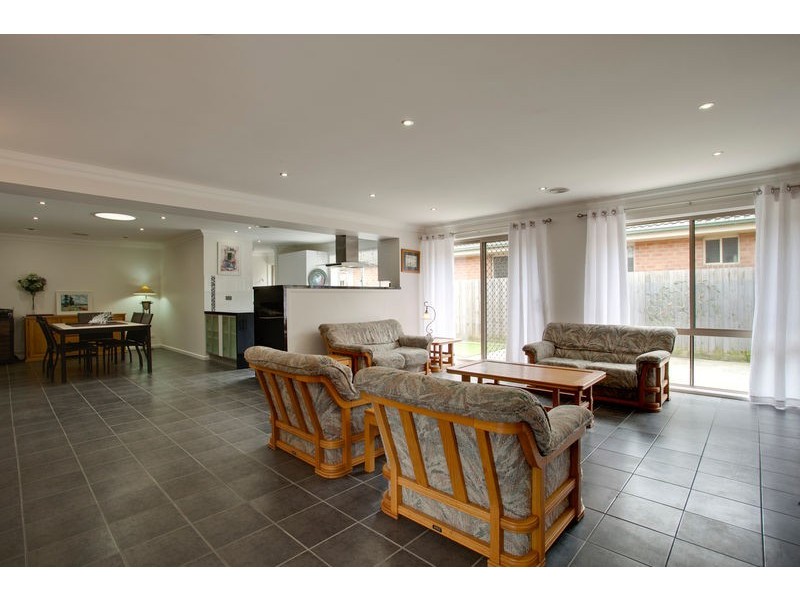 2/12 Fieldhouse Lane, Berwick VIC 3806