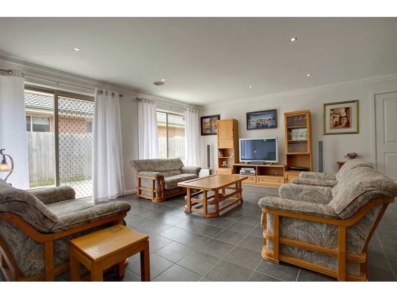 2/12 Fieldhouse Lane, Berwick VIC 3806