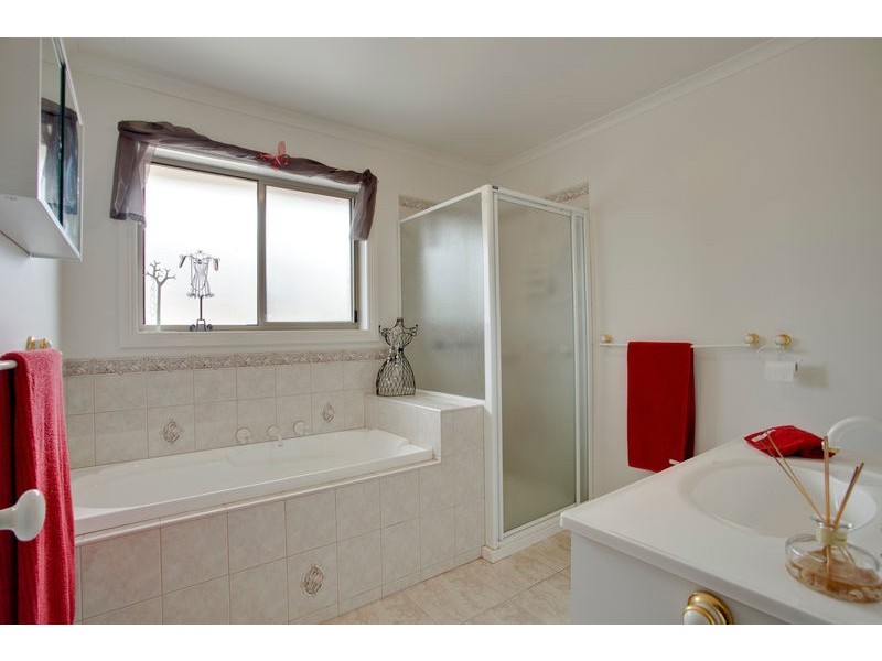 2/12 Fieldhouse Lane, Berwick VIC 3806