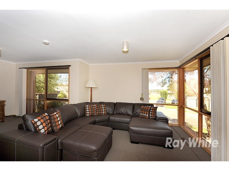 16 Hedgley Drive, Berwick VIC 3806