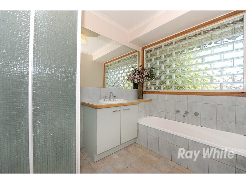 16 Hedgley Drive, Berwick VIC 3806