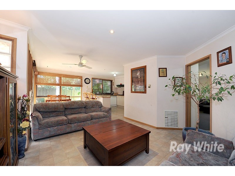 16 Hedgley Drive, Berwick VIC 3806